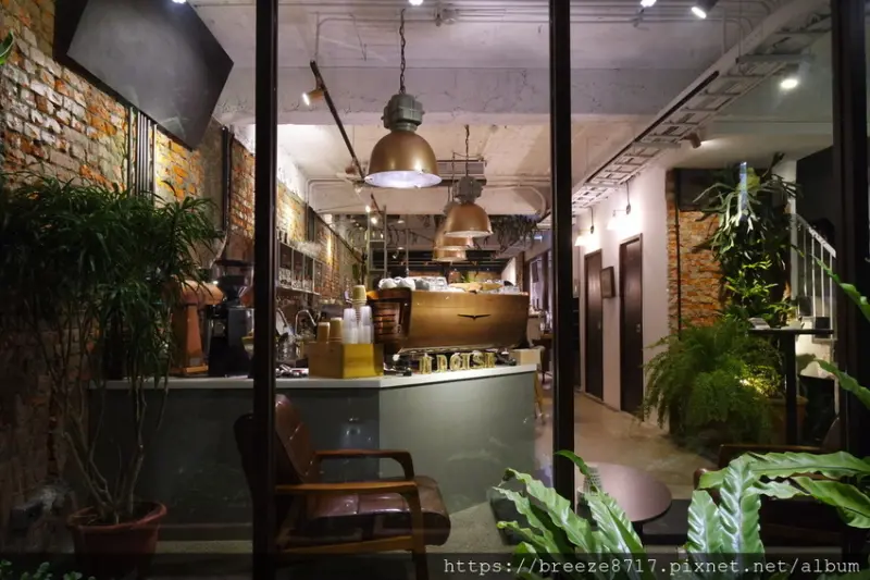 Modism Café 松江南京店｜光影綠意夜美工業風咖啡館【台北市】
