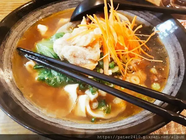 【基隆仁愛市場】謹聖廚房│麵Q湯頭濃，老闆娘風趣又幽默，幫料理加分！