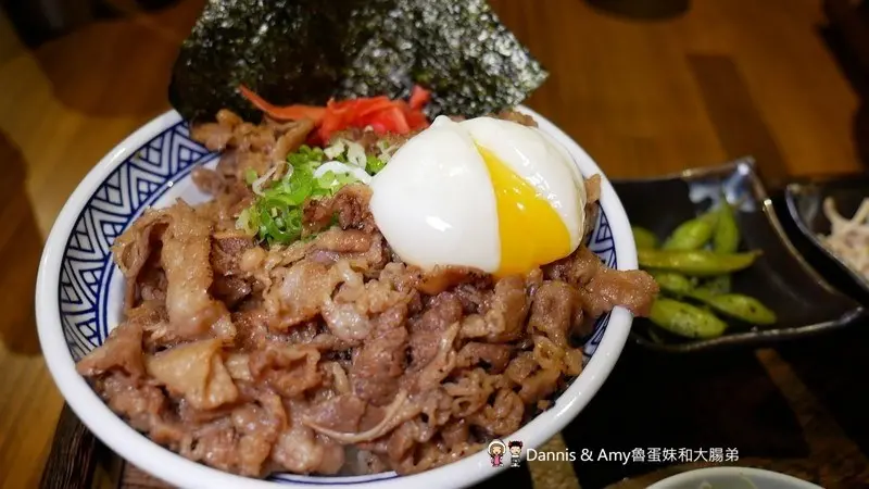 《新竹美食》牛丁次郎坊燒肉丼飯x深夜裡的和魂燒肉x新竹概念店。彰化名店食尚玩家力推新竹也吃得到！菜單必點分享︱  巨城附近餐廳（影片） - Dannis & Amy魯蛋妹和大腸弟