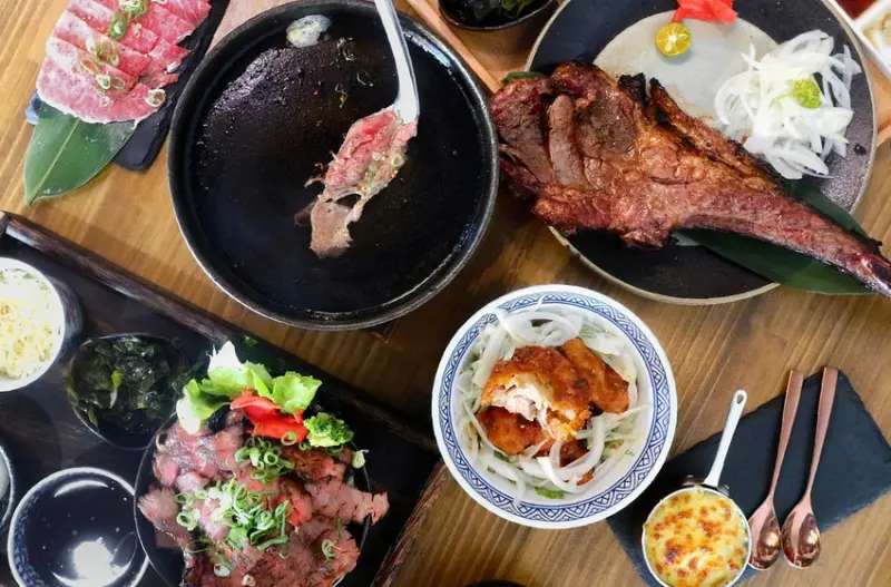 牛丁次郎坊 新竹旗艦店。用溫情炙燒一碗澎湃職人燒肉丼，戰斧牛排、A5和牛、食尚玩家推薦