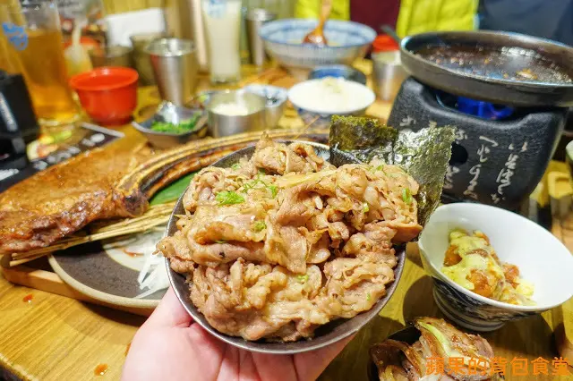 [食記] 新竹東區 - 牛丁次郎坊x深夜裡的和魂燒肉丼x新竹旗艦店 燒烤戰斧牛排及蔥鹽牛舌 極盛版丼魬肉量浮誇 起司炸雞 熔岩蛋糕 令人流連忘返