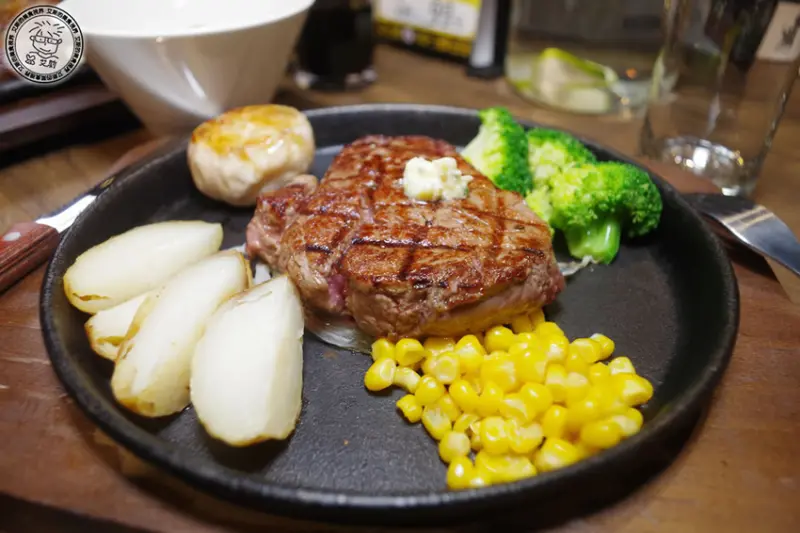 小資族的小確幸．吃高檔的牛排只要百元的花費．立食可以打折．自助回收也可以打折．但牛排品質不打折．ToTsuZen Steak 現切現煎以克計價濕式熟成牛排