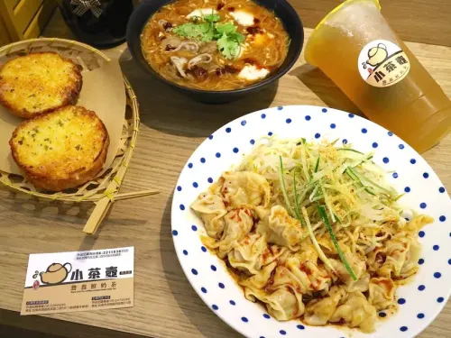 小茶壺鴛鴦鮮奶茶民生店：全台首創『紅油炒手涼麵』，熱燙燙的紅油炒手＋冰涼爽口的涼麵，迸出冷熱新滋味 - 進食的巨鼠
