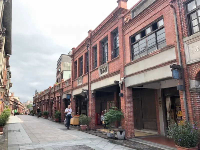 【偽グルメ】台北|三峽老街【鄭記豬血糕】【98雞蛋糕】【海爺四號乾麵】~老街系列不要鬧              