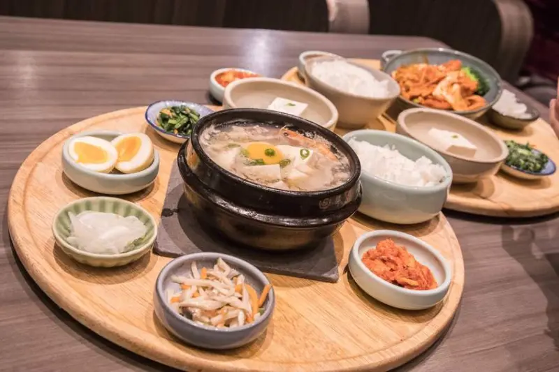 [台北信義]全台第一家精緻韓國定食專門店，五行概念小菜好吃又好拍，霜淇淋還無限吃到飽！韓姜熙的小廚房-微風松高店 - 大手牽小手。玩樂趣