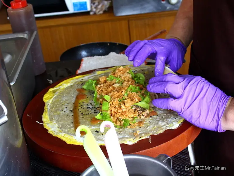 台南煎餅／古早味傳統小吃／限量供應現點現做／獨家特調醬料／嚴選新鮮食材／不用出國也能吃得到－「煎餅餜子」