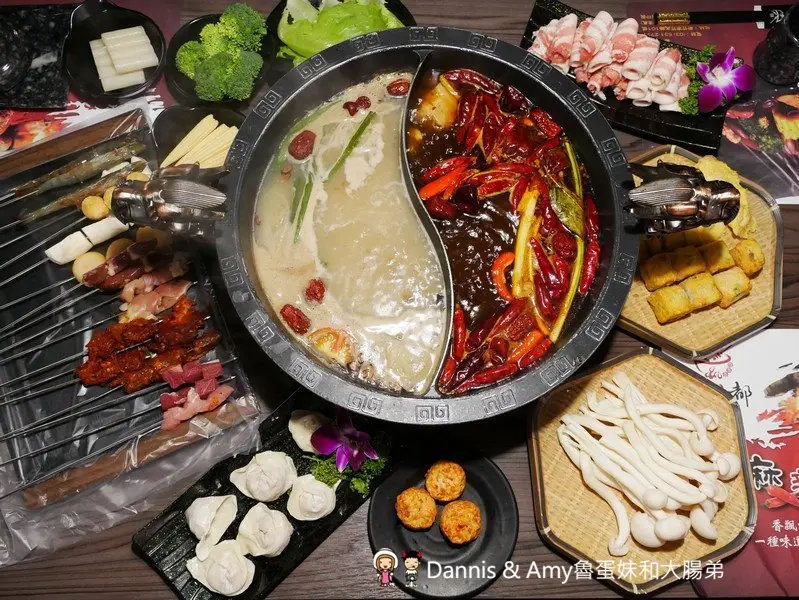 《新竹特色火鍋》御川都辣串鍋。四川重慶麻辣串串串香只要20元。紅白湯鴛鴦火鍋組合湯頭濃郁夠味︱ （影片） - Dannis & Amy魯蛋妹和大腸弟