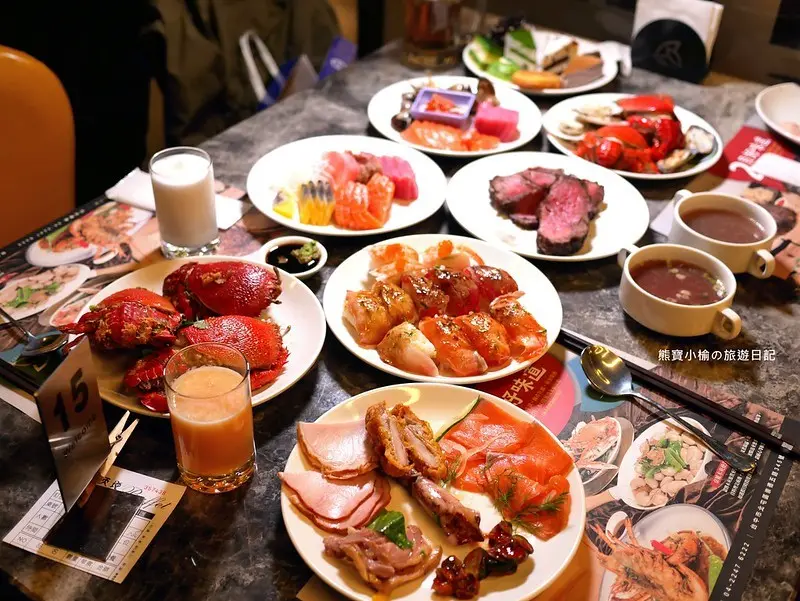 【台中美食】新天地餐飲集團 台中旗艦店，大顆生食生蠔、螃蟹淡菜、鮭魚生魚片、炙燒握壽司、水煮甜蝦、三款生啤酒吃到飽。台中聚餐餐廳推薦，台中生蠔吃到飽，台中Buffet推薦。