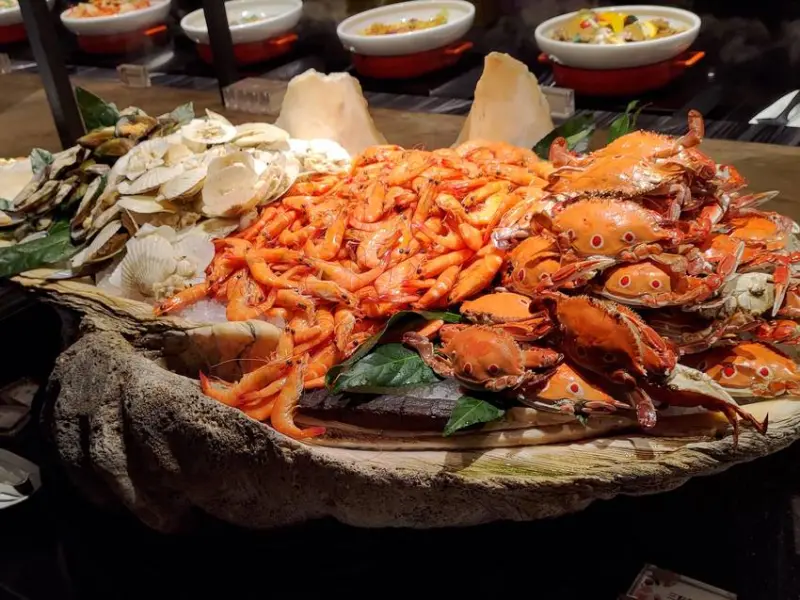 新天地旗艦店 樂食自助百匯｜吃到飽餐廳附設親子兒童遊戲區！現點現蒸海魚！超肥超多汁新鮮生蠔！農場直送沙拉！爐烤板腱牛！現涮牛肉湯！台中Buffet推薦、台中吃到飽推薦、台中美食餐廳推薦