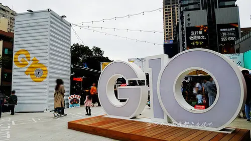 桃園G10 go 市集。期間限定貨櫃屋市集。斑馬貨櫃旁的夢幻雨傘太搶手
