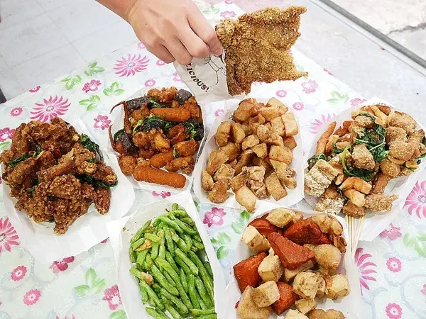 熊掌香雞排-台中西區炸物  躲在巷子裡的特色炸物店  不只販售炸物還有補運問事等服務  每日還有一位有緣人能得到竹林觀音詩句        
      