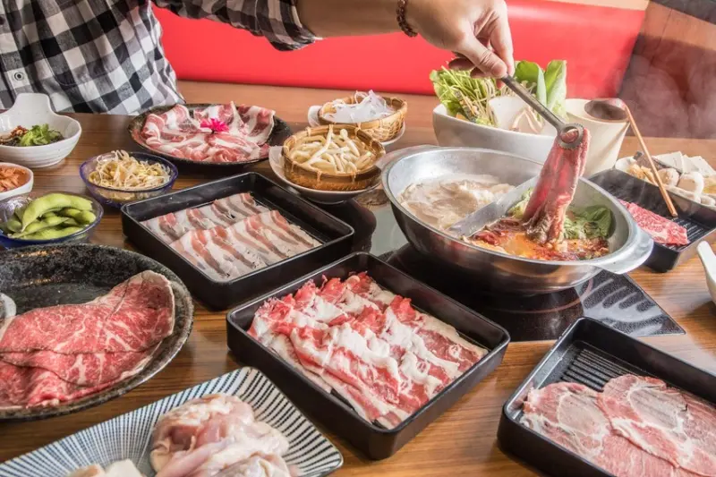 [台北信義]台北麻辣鍋吃到飽推薦！和牛、伊比利黑豬吃到飽只要668元？馬太郎鍋物ATT 4FUN店 - 大手牽小手。玩樂趣