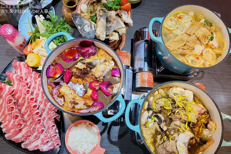 公益路美食唯一用花瓣入鍋的烤魚個人鍋，共18種風味烤魚根本要讓人選擇困難發作呀！火鍋控千萬別錯過～