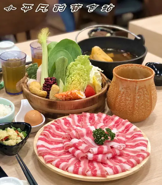 《台中/南屯/美食》想想鍋物◎40年的中醫師(巫爺)特調藥方的火鍋湯底◎真材實料的中藥材，看得見的美味肉品與海鮮◎小農認證養生蔬果菜盤◎小平凡/美食篇◎