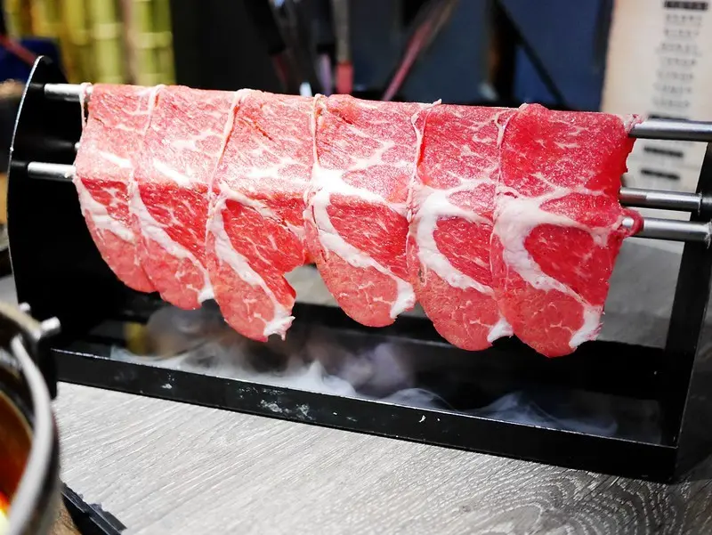 【美食】台中大里區.春秋戰鍋@ 鴛鴦火鍋.壽喜燒.麻辣鍋吃到飽/豬油拌飯/冒煙霜降牛/櫻桃鴨/冰糖檸檬/起司牛奶鍋