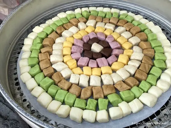 台中美食│盧大爸 手工饅頭 彩虹小饅頭〃14年老店，超夯彩虹小饅頭，宅配訂單已排到兩個月後啦～              