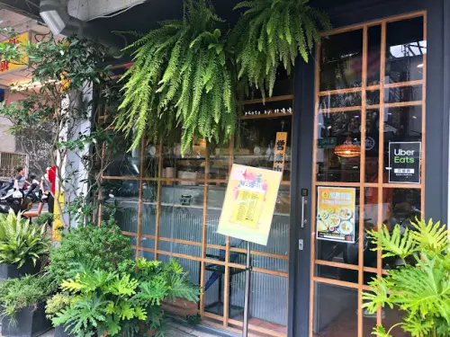 【台中 南屯】花越香🌿🌿🌿黎明路上，又一森林系餐廳，內有唯美花牆，整隻龍蝦放入河粉，視覺效果大加分，8月底前有活動優惠，嘗鮮趁早😉