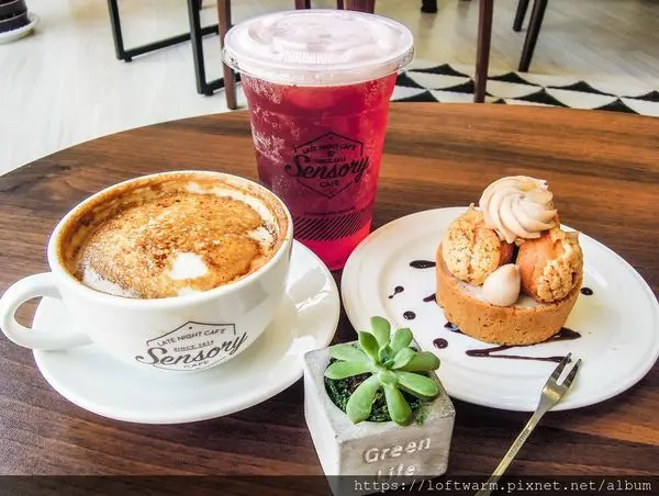 新銳咖啡館 凌晨三點鐘的深夜咖啡廳Sensory Cafe 可愛好打卡的水藍色大馬克杯 台中連鎖品牌 新竹西大店 竹北縣政店開幕了...