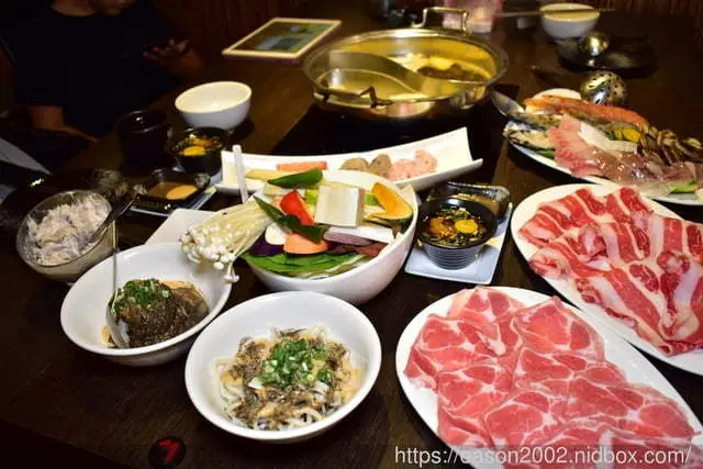 板橋新埔捷運站美食。超值雙人海陸套餐，只要NT$1280，板橋初鍋玉軒屋。NEW鍋物沾醬，新吃法。食材新鮮嚴選，真材實料，物超所值的雙人套餐推薦