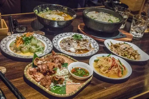 [桃園平鎮]彷彿走進文藝復興的時空長廊！龍岡最潮的雲南料理！八妹婆婆民族創藝過橋米線 - 大手牽小手。玩樂趣