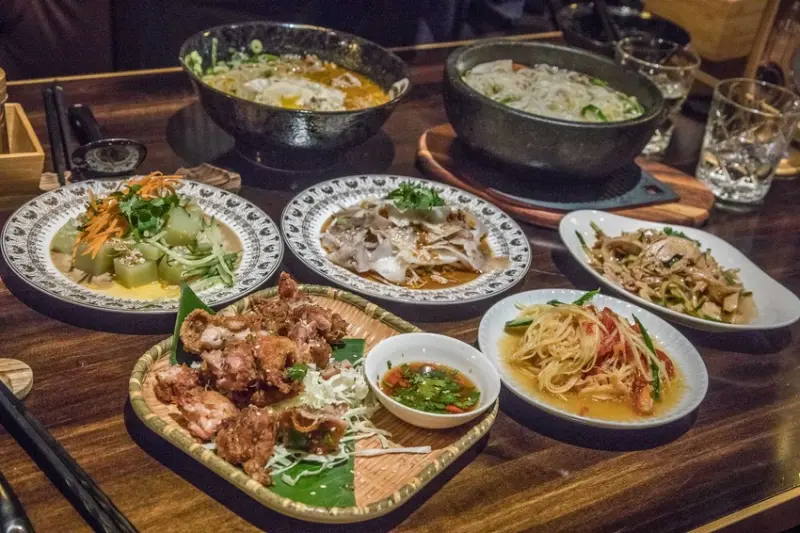 [桃園平鎮]彷彿走進文藝復興的時空長廊！龍岡最潮的雲南料理！八妹婆婆民族創藝過橋米線 - 大手牽小手。玩樂趣