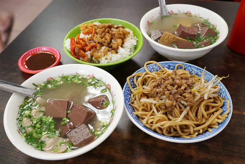 【台中豐原】豐原傳統美味小吃『溫-后里豬血湯』－老店傳承獨門辣醬｜水源路平價美食｜豐原高中對面