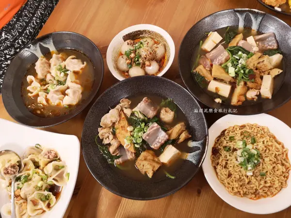 【台中 豐原】多種辣椒熬煮成的麻辣鍋，麻辣鴨血跟臭豆腐水餃? 一吃就愛上的『麻喜堂 x 周師傅麻辣』