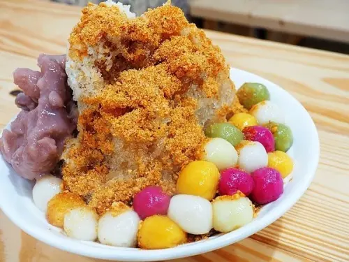 龍潭不起眼小店有漂亮的五彩湯圓冰，灑滿了香甜可口的花生粉~快來上傳IG
