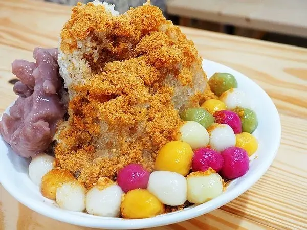 龍潭不起眼小店有漂亮的五彩湯圓冰，灑滿了香甜可口的花生粉~快來上傳IG