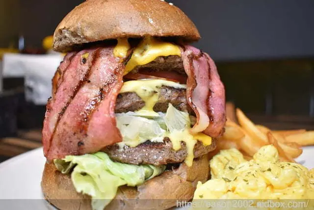 西門美食推薦。史丹貓美式餐廳（西門店）。天啊好大牛肉堡，真材實料的食材，碳烤肉排，香氣四溢