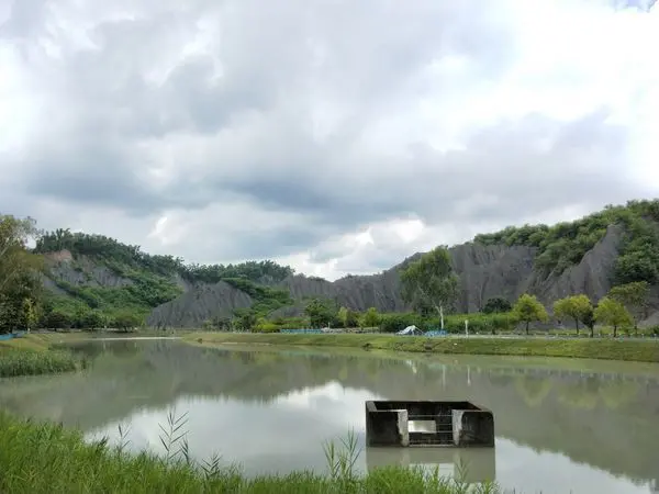 【高雄景點】一秒到達月亮體驗嫦娥的世界_月世界_壯觀的鬼斧神工