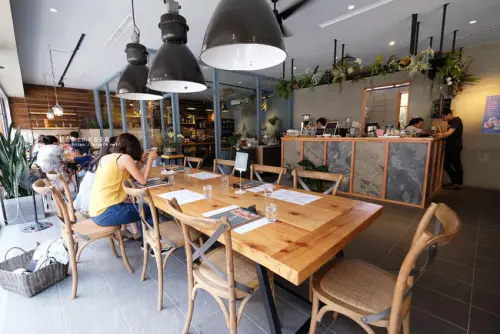 南投埔里│微光寓所-被明亮採光和綠意包圍的早午餐店，內藏有好拍中庭，千暘植務店隔壁 - 藍色起士的美食主義