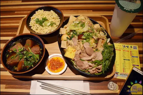 台中南區超值小吃。百種滷味加秘製辣椒神好吃!內用區免費WIFI插座兒童遊戲區CP值超高              