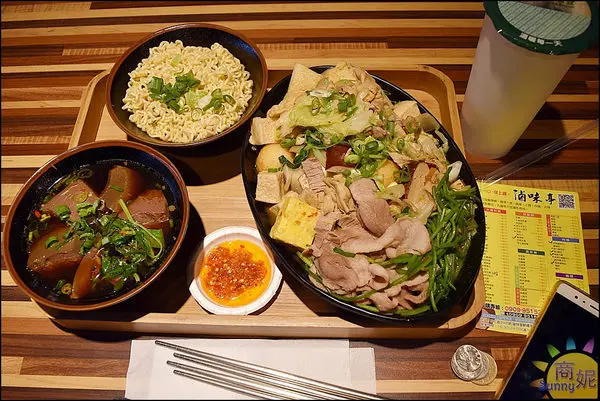 台中南區超值小吃。百種滷味加秘製辣椒神好吃!內用區免費WIFI插座兒童遊戲區CP值超高              