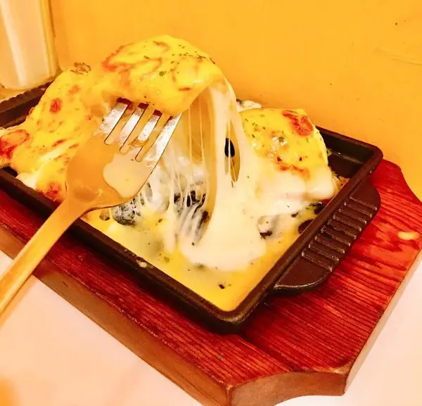 台北信義區美食【賴床 In Bed】賴床你就吃不到的早餐店/招牌必點超濃郁鐵板起司蛋餅/現點現做平價美味