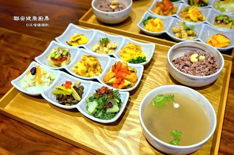 台北小巨蛋站美食 ❤ 聯安健康廚房 ❤ 五彩蔬食九宮格套餐 x 有機無毒食材+五大類營養均衡 ➔養生健康環保愛地球!! 
