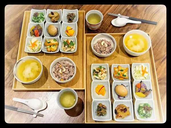 ♚台北松山美食♚聯安健康廚房。五彩蔬食九宮格套餐。愛評體驗券。聯安診所。蔬食料理。健檢餐也可以很不一樣，多點健康多些美味