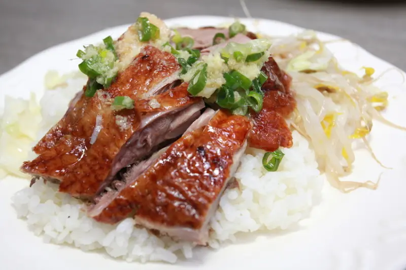 吃。高雄|苓雅區。高雄超知名的燒臘店，烤鴨口感令人激賞「香港發財燒臘」。