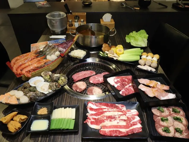 好客燒烤-台南Focus店：藏身台南火車站前百貨公司裡的吃到飽餐廳/唯一特色酒吧燒烤店/安格斯牛肉.干貝.澎湖生蠔.ColdStone冰淇淋任你吃/不分平假日燒肉火鍋吃到間消夜時段$459/還可加價升