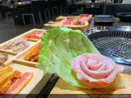 【台南燒烤吃到飽推薦】好客燒烤台南Focus店。598UP，超狂海鮮船放上桌，還有超過60種嚴選食材，ColdStone冰淇淋通通吃到飽！