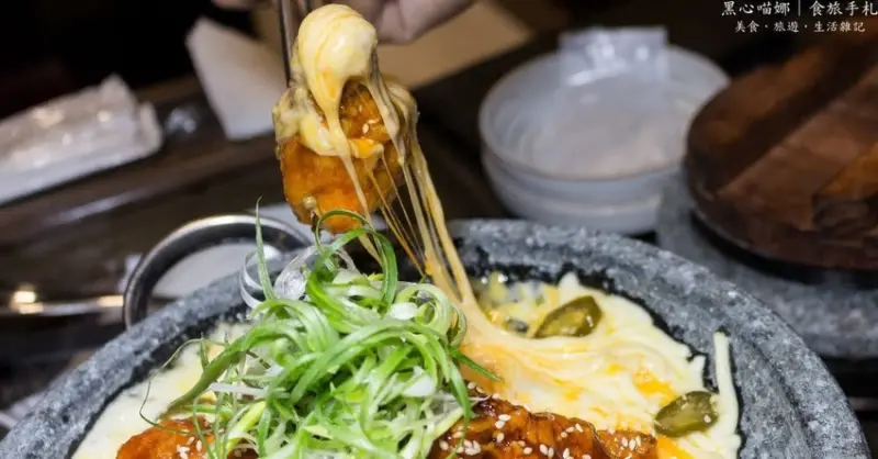 高雄韓式料理︱玉豆腐韓國家庭料理(家樂福愛河店)　誘人新菜色！厚切豬五花大拼盤、拉長長熔岩起司炸雞！走吧走吧！微冷深秋就該吃點熱辣菜肴儲備熱量好過冬啊！