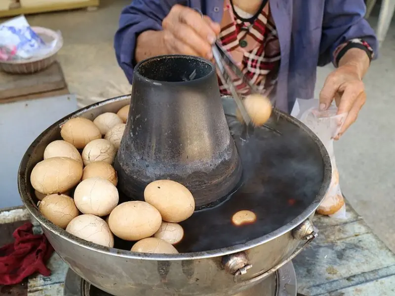 漁光島5元阿婆茶葉蛋：堅持30年不漲價｜台南必去/安平美食/秋茂園 - 進食的巨鼠