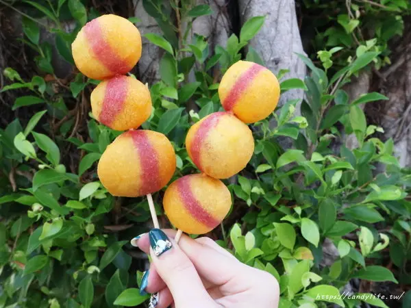 台中美食│小8三色地瓜球〃一開賣就大排長龍的三色地瓜球，酥脆又大顆～              