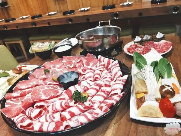 [嘉義食記]瀧厚鍋物│環遊世界的和牛，為你滿盛手臂寬直徑肉盤，敬瘋狂的餐桌風景。蛤蜊爆爆鍋引燃海洋。獨特厚切手法平價高級肉。50盎司大胃王挑戰。