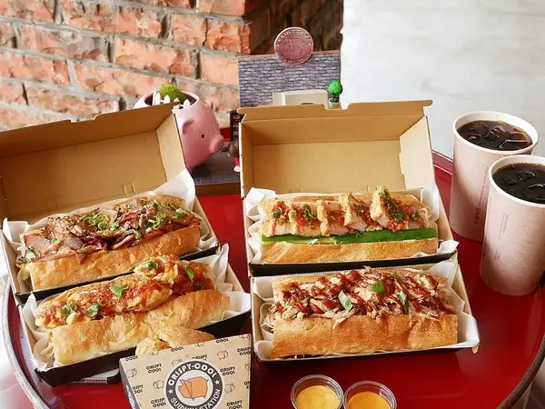 酷皮脆燒肉潛艇堡-台中一中新興小吃  特色輕食份量大  原料用心且品質高  各口味都讓人喜歡              