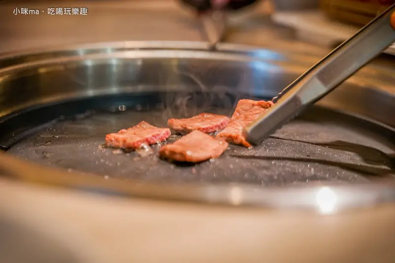 四時輕燒肉概念屋 ▏輕燒肉 健康吃 一年四季都是吃燒肉的最佳時機。Google評論 4.9顆星 小鮮肉們桌邊代烤。捷運小巨蛋站
