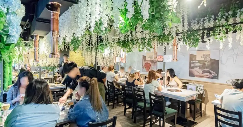 四時輕燒肉，超美清新森林系人氣燒肉！還有帥氣小鮮肉店員全程代烤為你們服務～