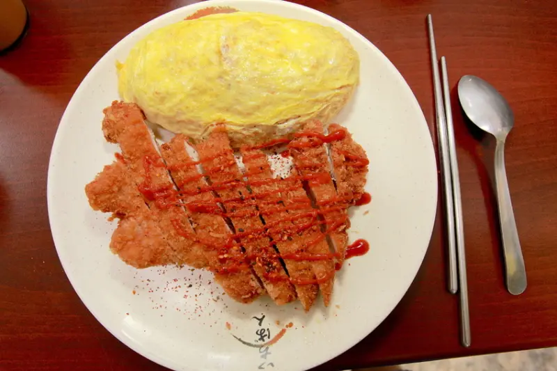 吃。台南|東區。成大校區美食，高CP值日式餐點「日の食堂」。