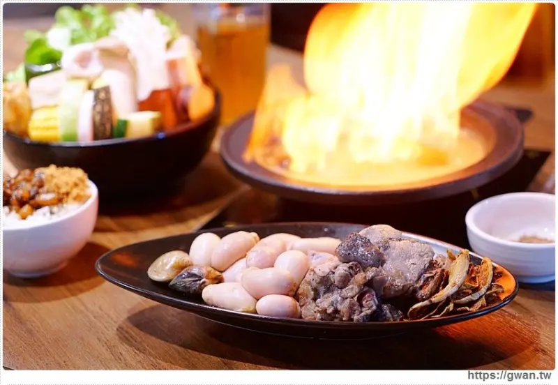 海線超人氣火鍋推出台中首創雞佛燒酒雞，整罐紅標催落去，還有飲料喝免驚！