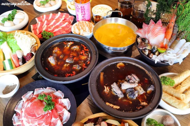 台中海線沙鹿高CP值鍋物，會噴火的燒酒雞鍋，夏日爽口黃金泡菜鍋新登場